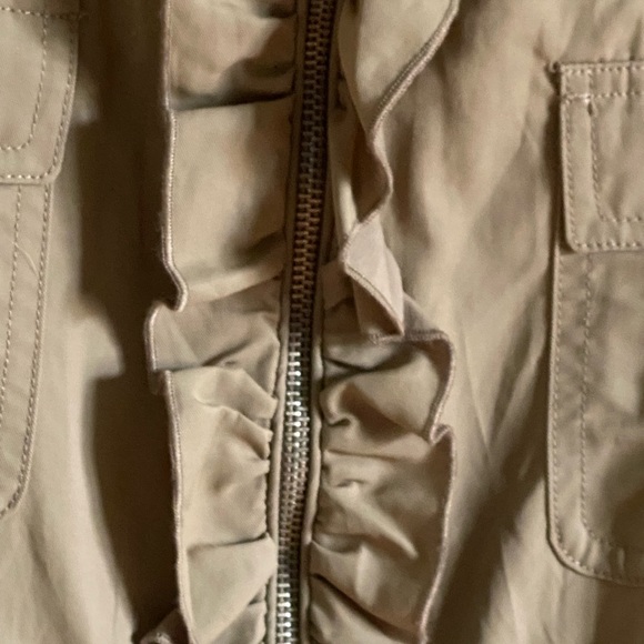 Super cute Gilani zip up jacket, taupe with ruffle. Size 4 - Picture 4 of 4